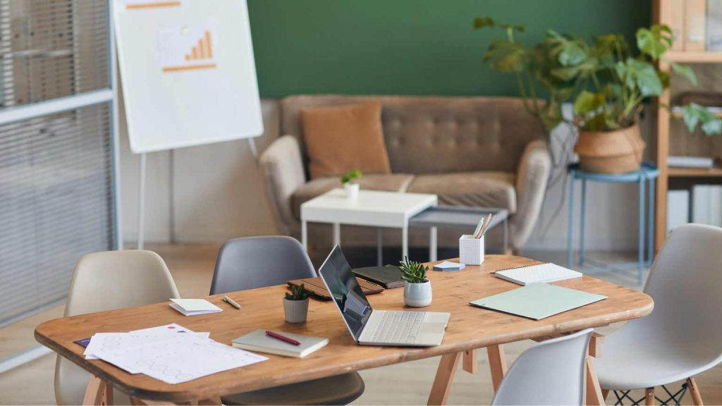 Interiorismo sostenible, cómo planificar tu oficina reutilizando muebles