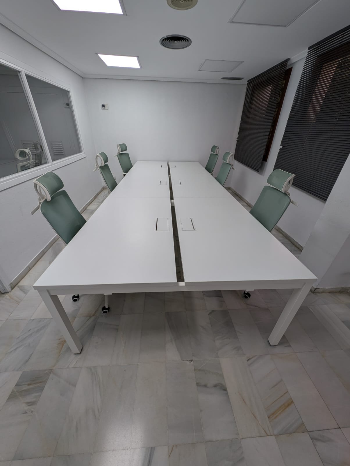 Mesa Bench Zama Next blanca con puestos enfrentados en sala de trabajo Mesa Bench Zama Next blanca con puestos enfrentados en sala de trabajo