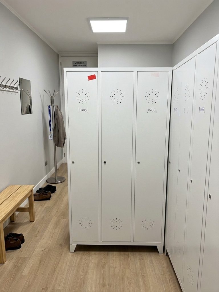 Taquilla metálica de 3 puertas en el vestuario de una empresa