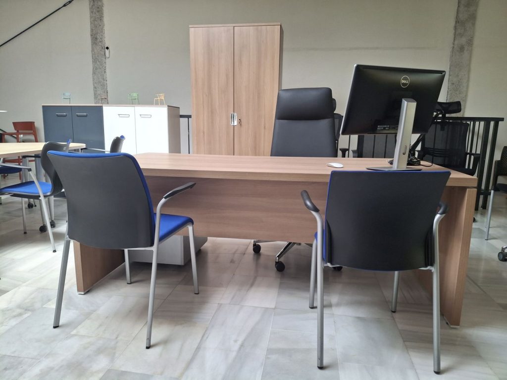 Mesa de dirección de segunda mano con sillas confidentes en El Recontenedor