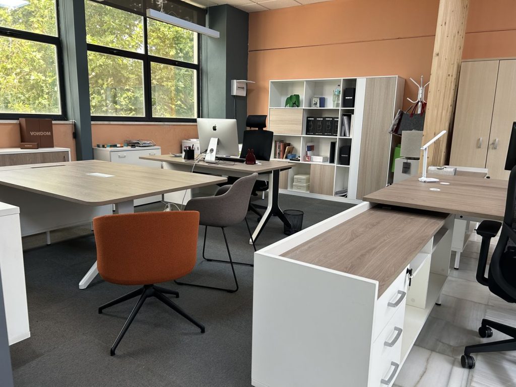 Oficina equipada con mobiliario de oficina reutilizado