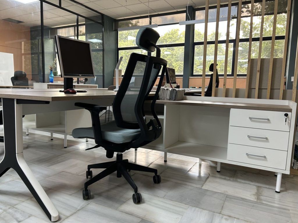 Puesto de trabajo completo con mesa, cajonera y silla ergonómica
