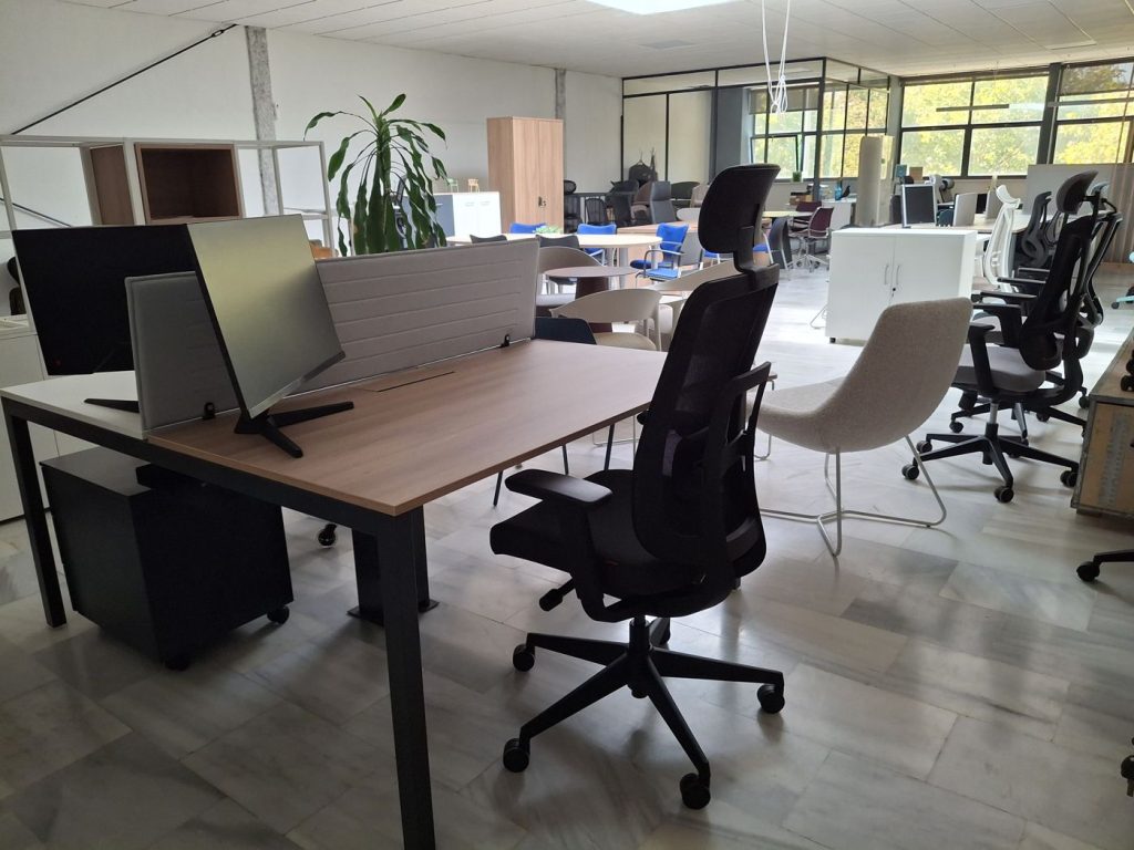 Puestos operativos con mesas de madera y sillas ergonómicas en El Recontenedor