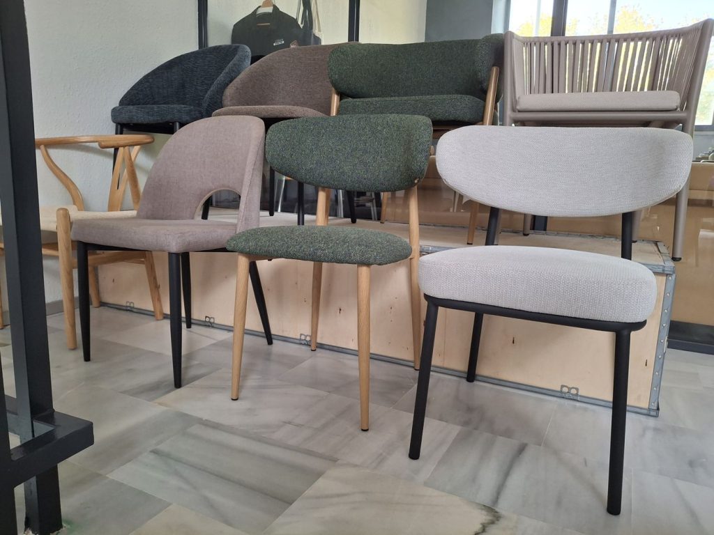 Sillas de diseño tapizadas en el showroom de El Recontenedor