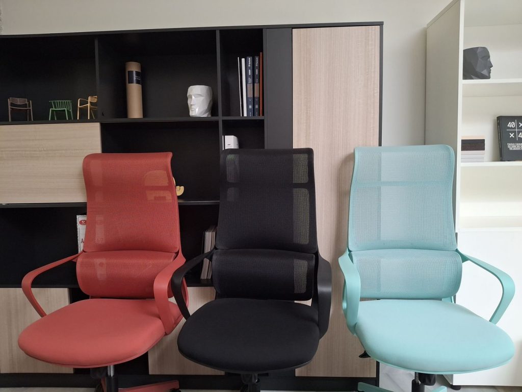 Sillas ergonómicas en rojo, negro y turquesa en el showroom de El Recontenedor